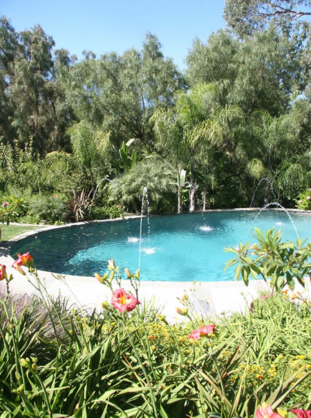 Rolling Hills Pool with Water Fountians 1