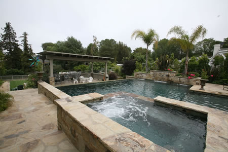 Rolling Hills Vanishing Edge Pool with Spa Water Feature    Outdoor Living Room 1