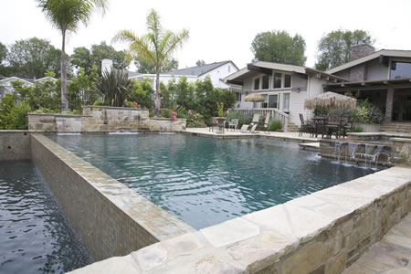 Rolling Hills Vanishing Edge Pool with Spa Water Feature    Outdoor Living Room 4